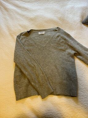 Old Navy Women's grey Ribbed V-Neck Sweater